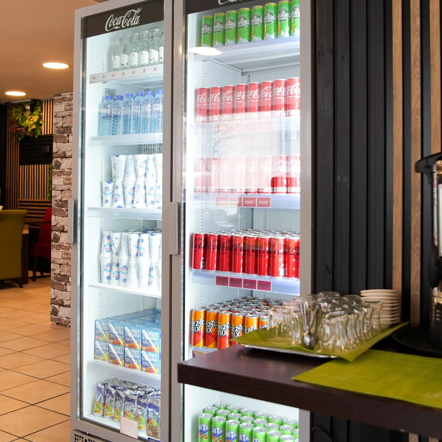 Döner wird an der Verkaufstheke zubereitet