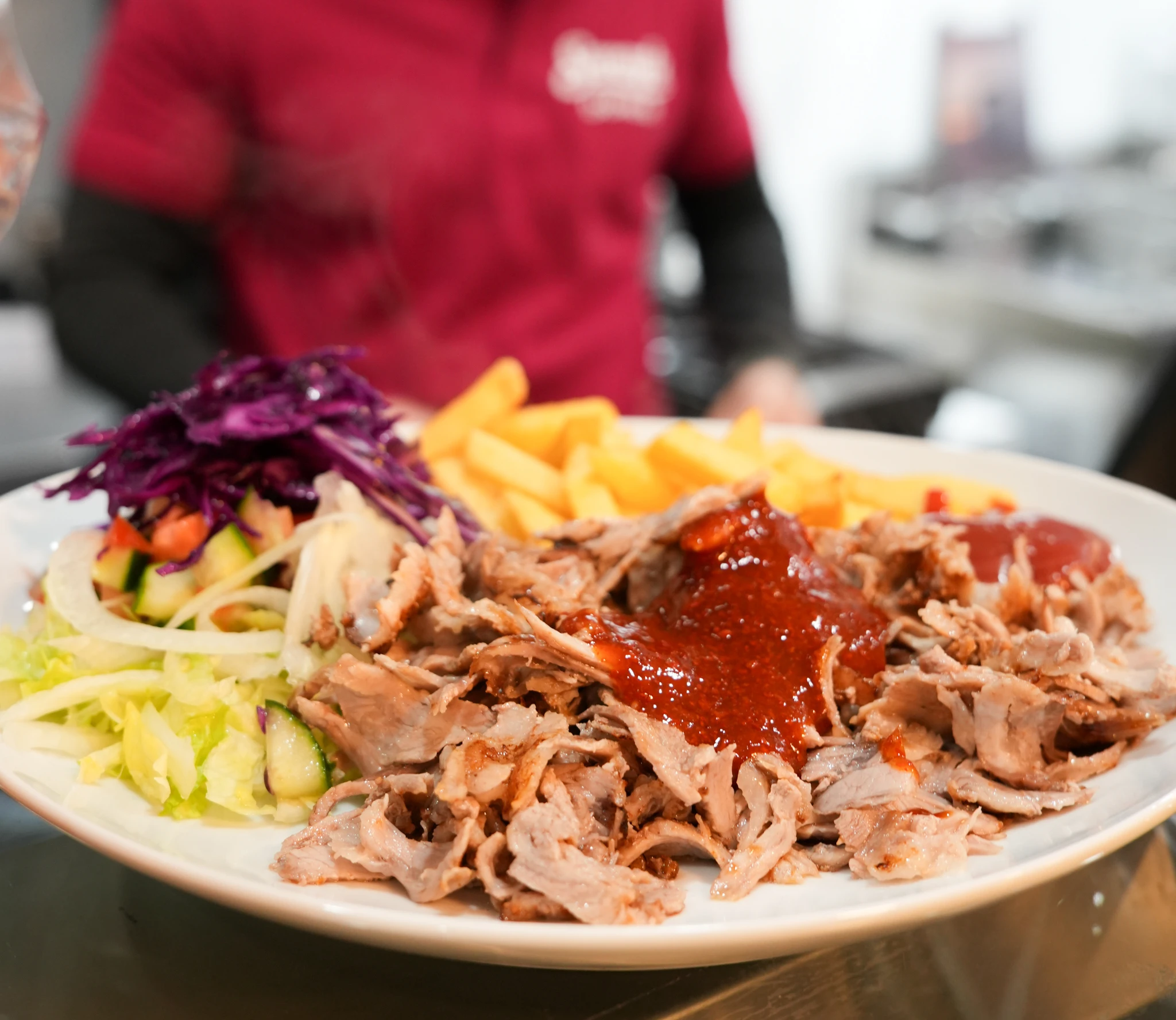 Dönerteller mit Fleisch, Salat und Beilagen