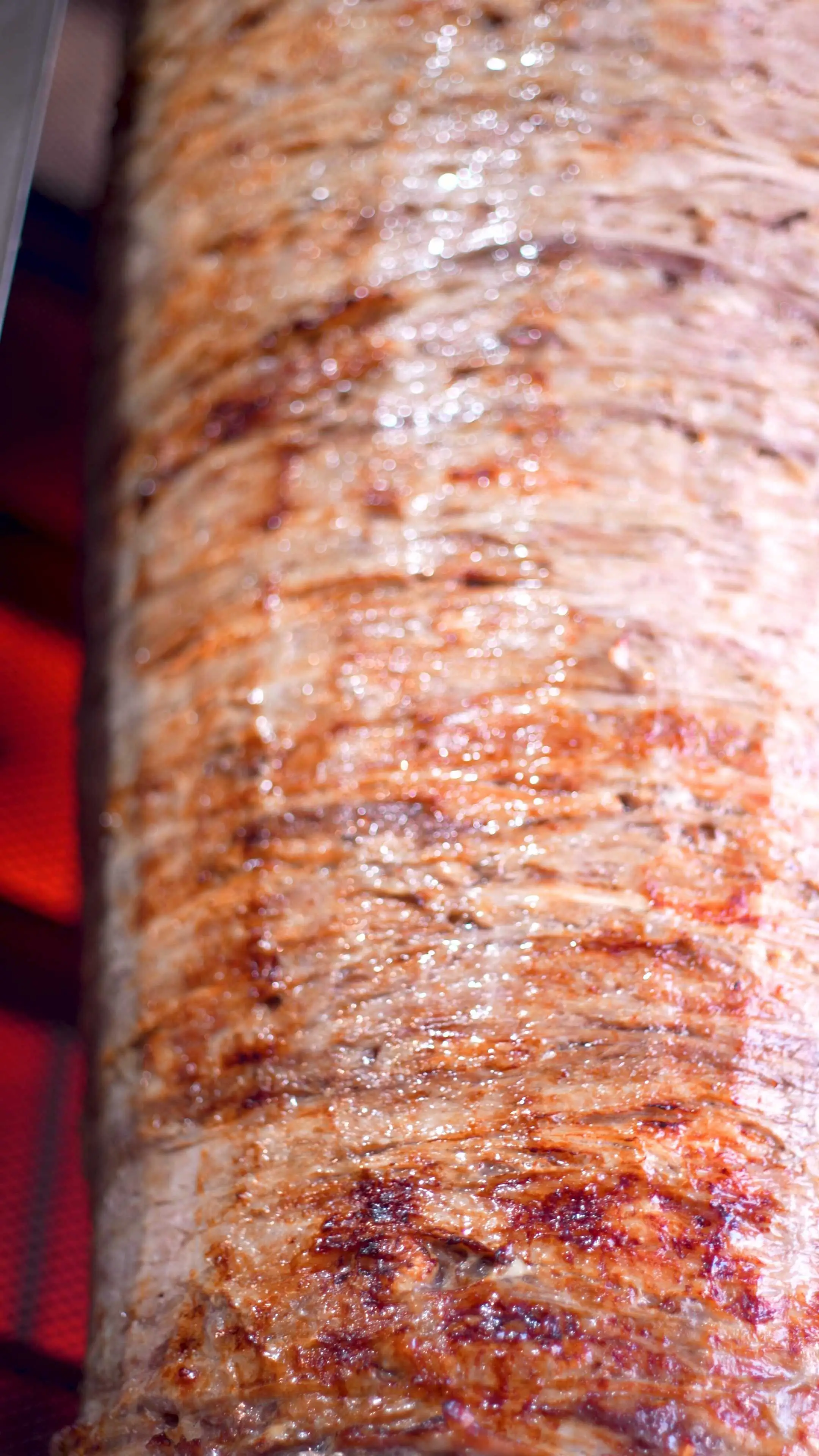 Frisch geschichteter Dönerspieß vor dem Grillen